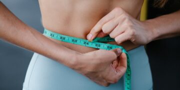 Como tirar as medidas do corpo com fita métrica