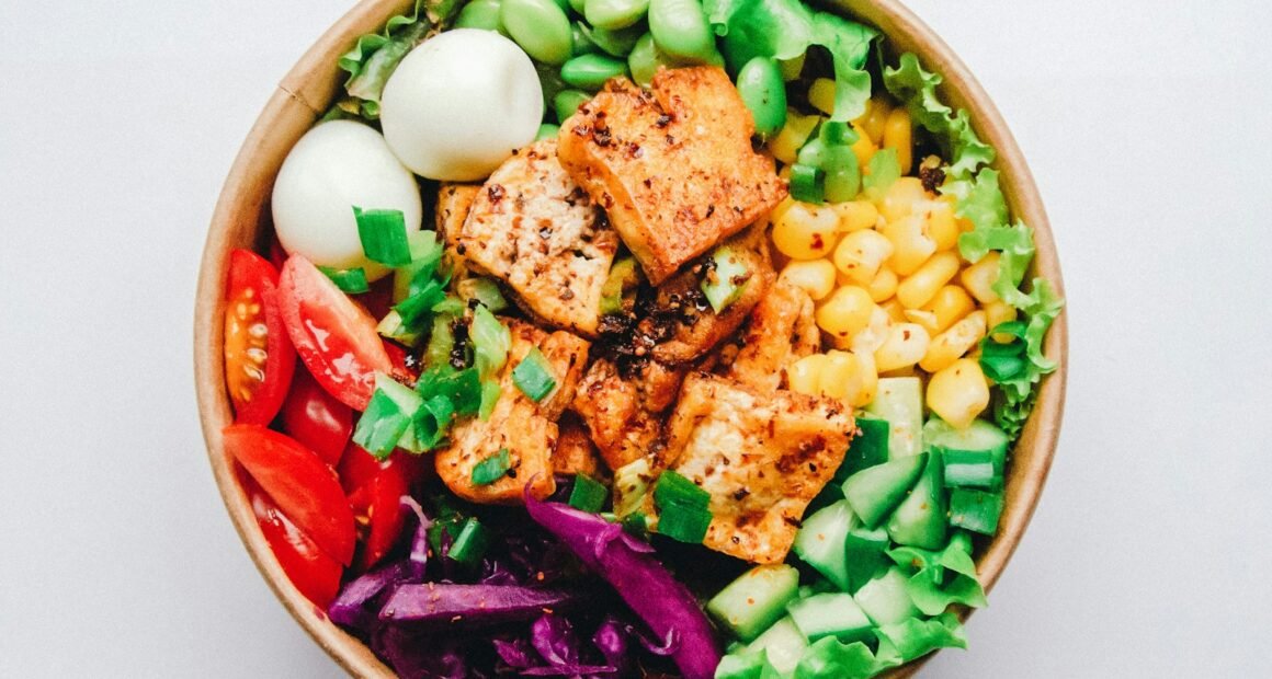 Bowl com salmão, ovo, legumes e folhas