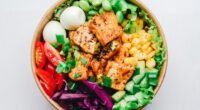 Bowl com salmão, ovo, legumes e folhas