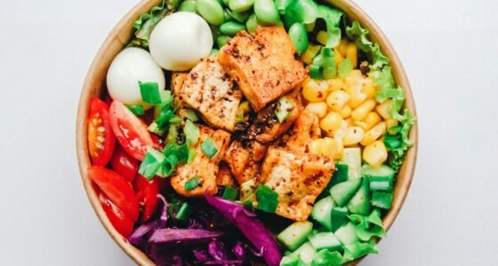 Bowl com salmão, ovo, legumes e folhas