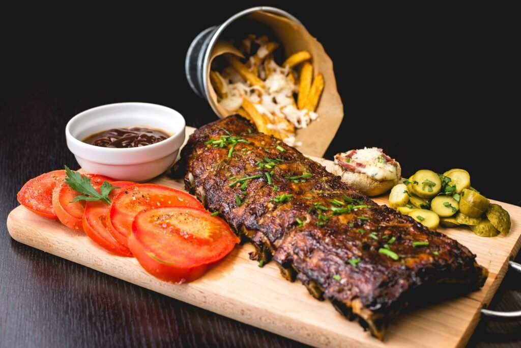 Corte de carne grelhada fatiado sobre tábua
