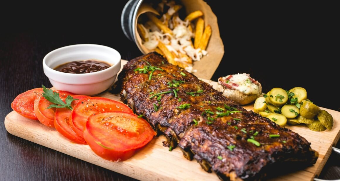 Corte de carne grelhada fatiado sobre tábua