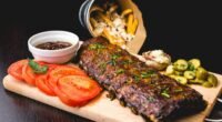 Corte de carne grelhada fatiado sobre tábua