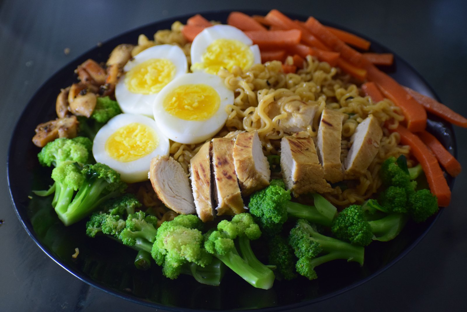 post-6-protein-body-2-pexels-6048196 Prato com frango, ovos, legumes e brócolis.