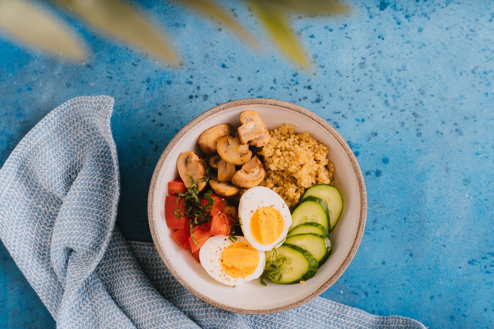 post-6-protein-body-3-pexels-6823322 Tigela com ovos, grãos, legumes e vegetais.