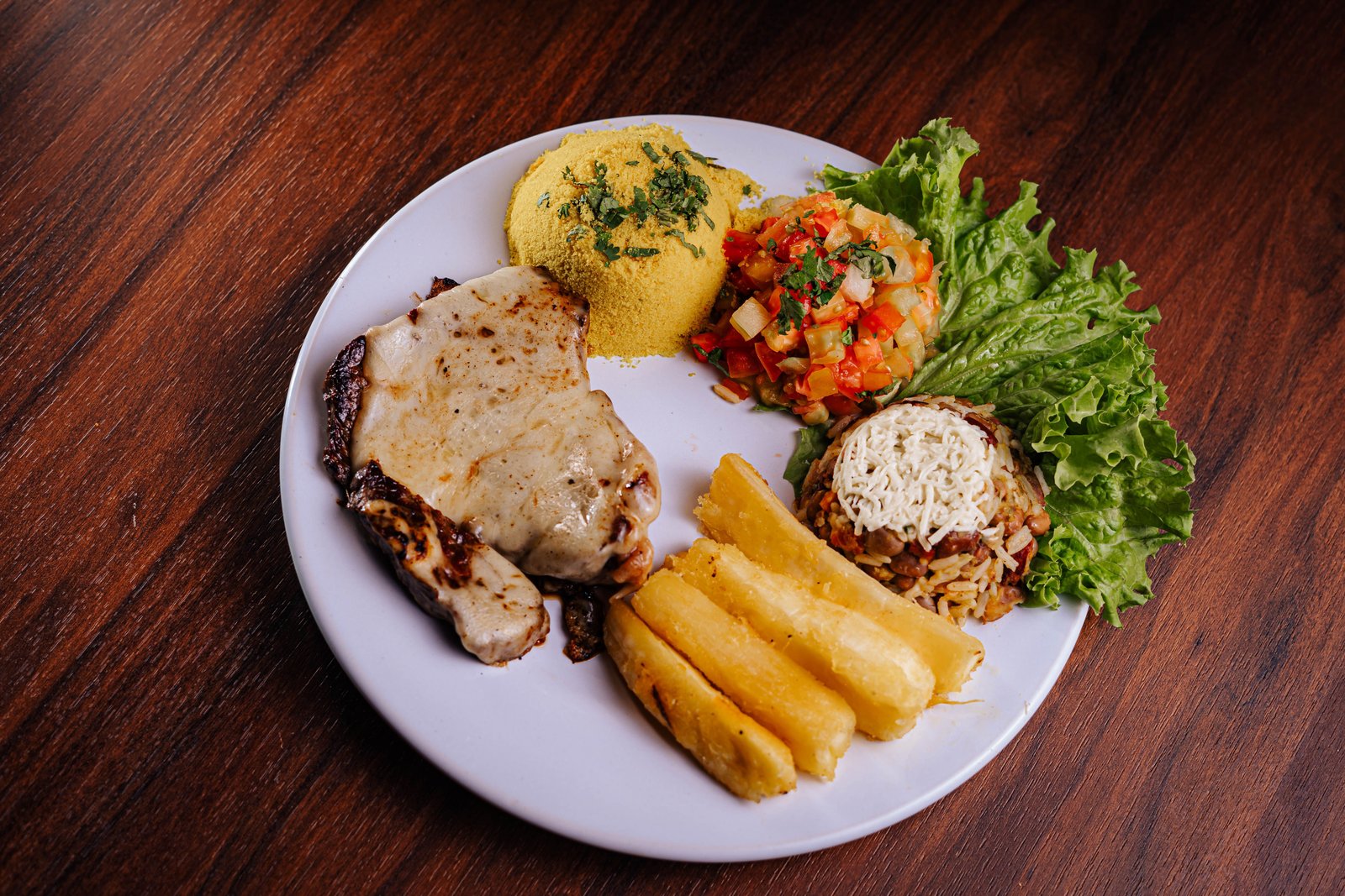 post-7-diet-body-2-pexels-28992209 Prato com arroz, feijão, proteína e salada.