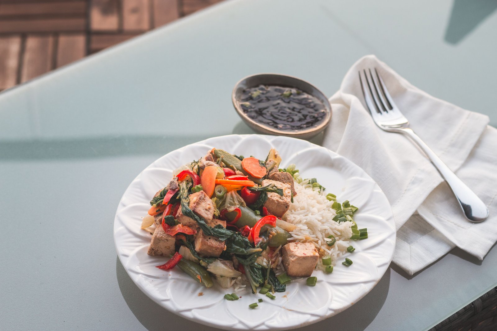 post-7-diet-body-3-pexels-9218768 Prato com refeição equilibrada, vegetais e proteína.