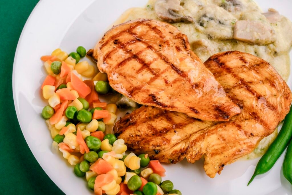 Peito de frango grelhado servido com legumes