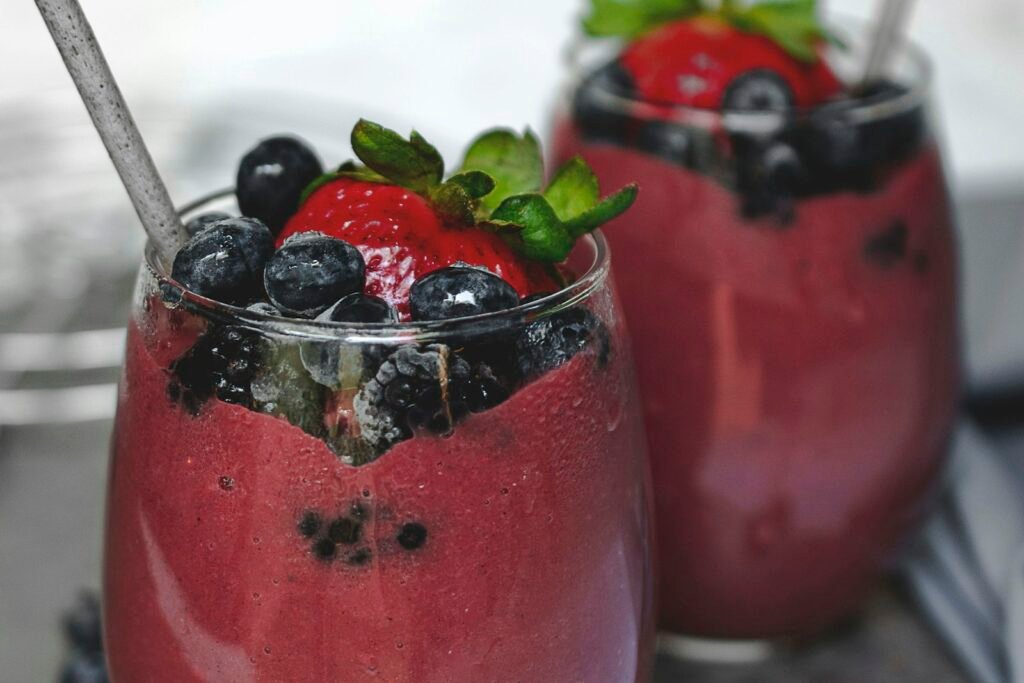 Copo de shake com frutas vermelhas