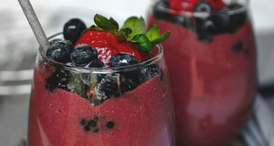 Copo de shake com frutas vermelhas
